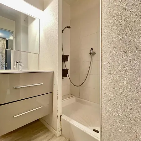 Joli Studio-cabine Moderne A 300m De La - Fr-1-338-368 *